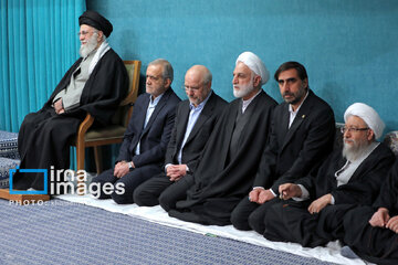 Leader receives group of officials, agents of the Government in Ramadan meeting