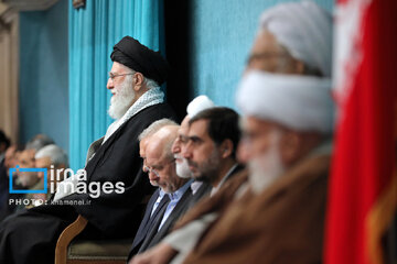 Leader receives group of officials, agents of the Government in Ramadan meeting