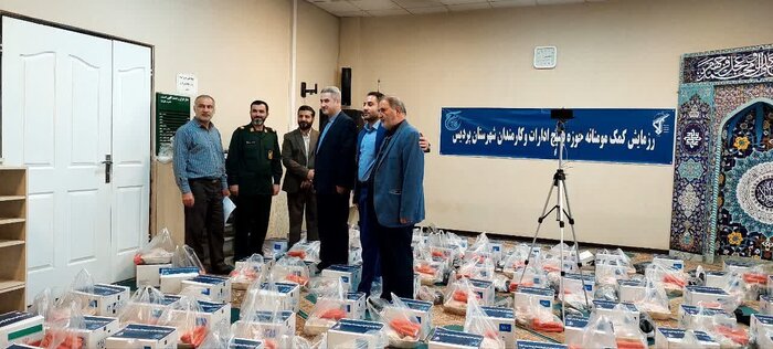 اهدای کمک های مومنانه در ماه مبارک رمضان به نیازمندان پردیس