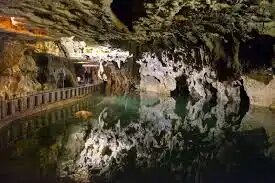 كهف علي صدر المائي ؛ وجهةً فريدة ورائعة لا تُفوّت لعشاق الجيولوجيا والجمال الطبيعي