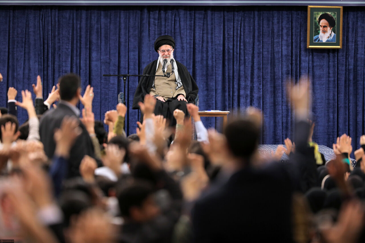 رهبر انقلاب: دعوت رئیس جمهور آمریکا به مذاکره، فریب افکار عمومی دنیاست رهبر انقلاب: دعوت رئیس جمهور آمریکا به مذاکره، فریب افکار عمومی دنیاست