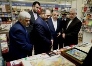 وزير الدفاع يزور جناح إيران في معرض بيلاروسيا الدولي للكتاب