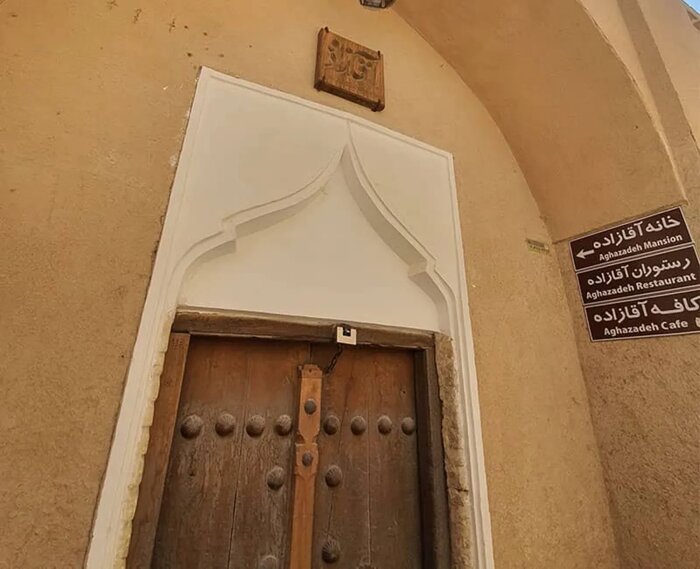 خانه آقازاده در ابرکوه، تنها خانه جهان با بادگیرهای دو طبقه