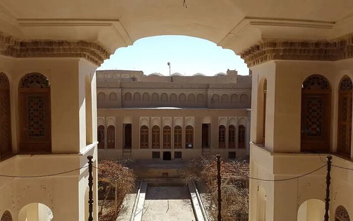 خانه آقازاده در ابرکوه، تنها خانه جهان با بادگیرهای دو طبقه