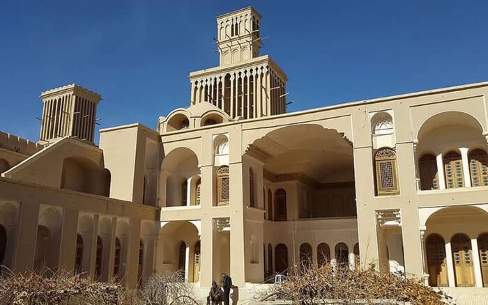 خانه آقازاده در ابرکوه، تنها خانه جهان با بادگیرهای دو طبقه