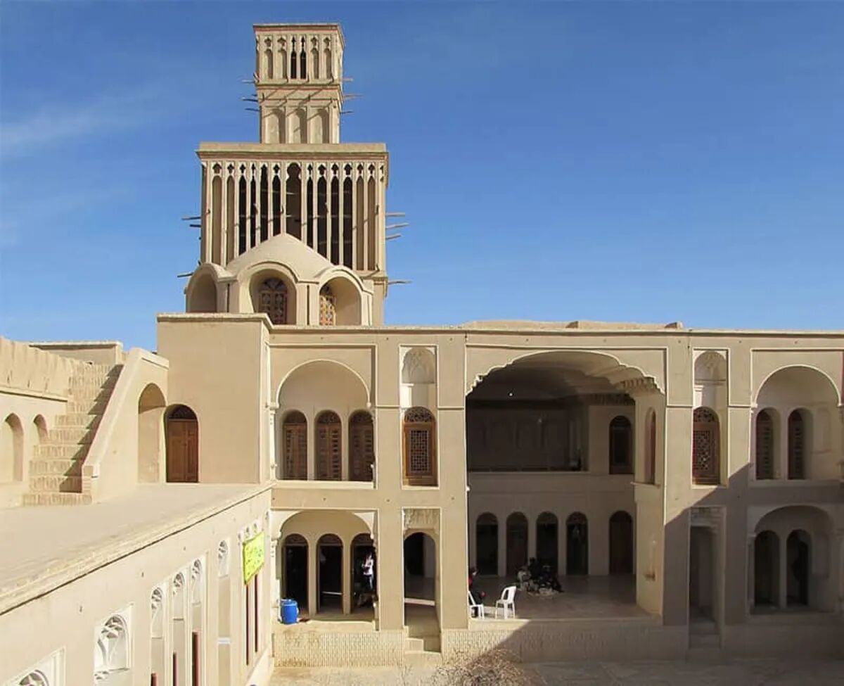 خانه آقازاده در ابرکوه، تنها خانه جهان با بادگیرهای دو طبقه