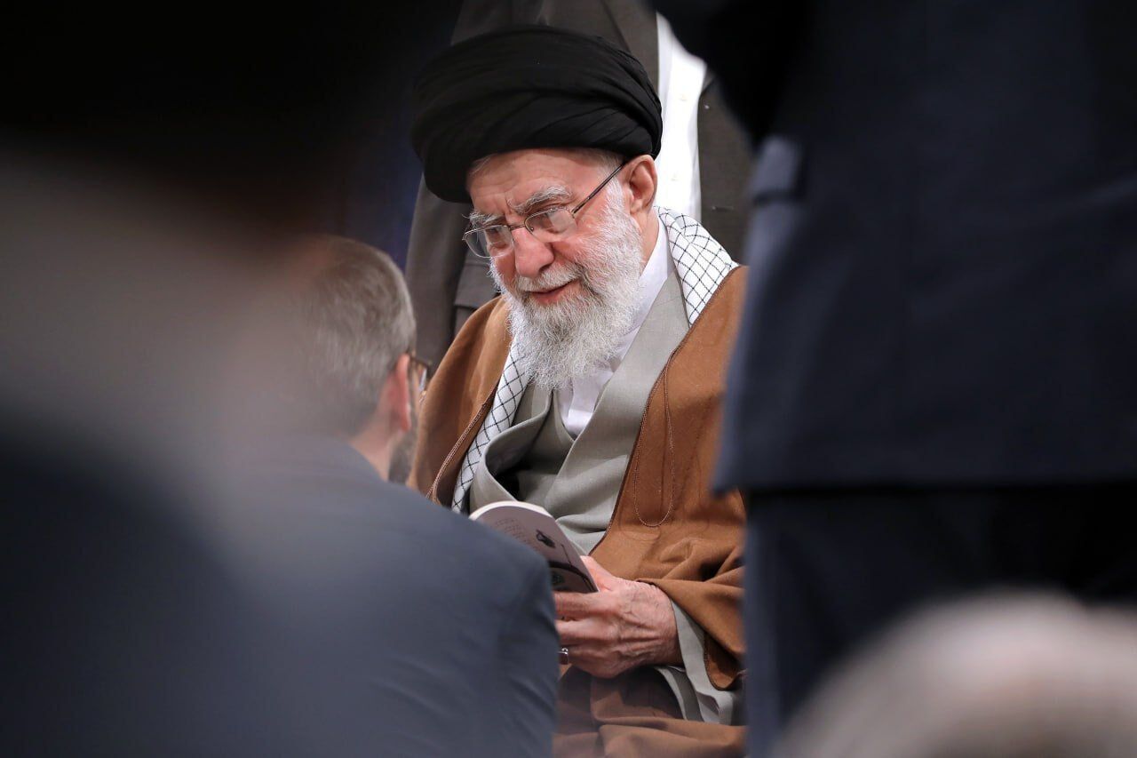 قائد الثورة الاسلامية يستقبل جمعا من الشعراء والادباء في البلاد قائد الثورة الاسلامية يستقبل جمعا من الشعراء والادباء في البلاد