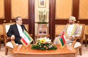 وزير الخارجية الايراني يلتقي نظيره العماني
