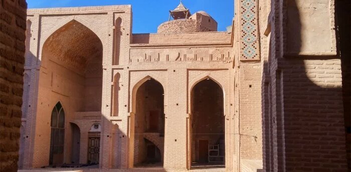 نوروزگردی اردستان از قنات دوطبقه مون تا قلعه سنگ بست