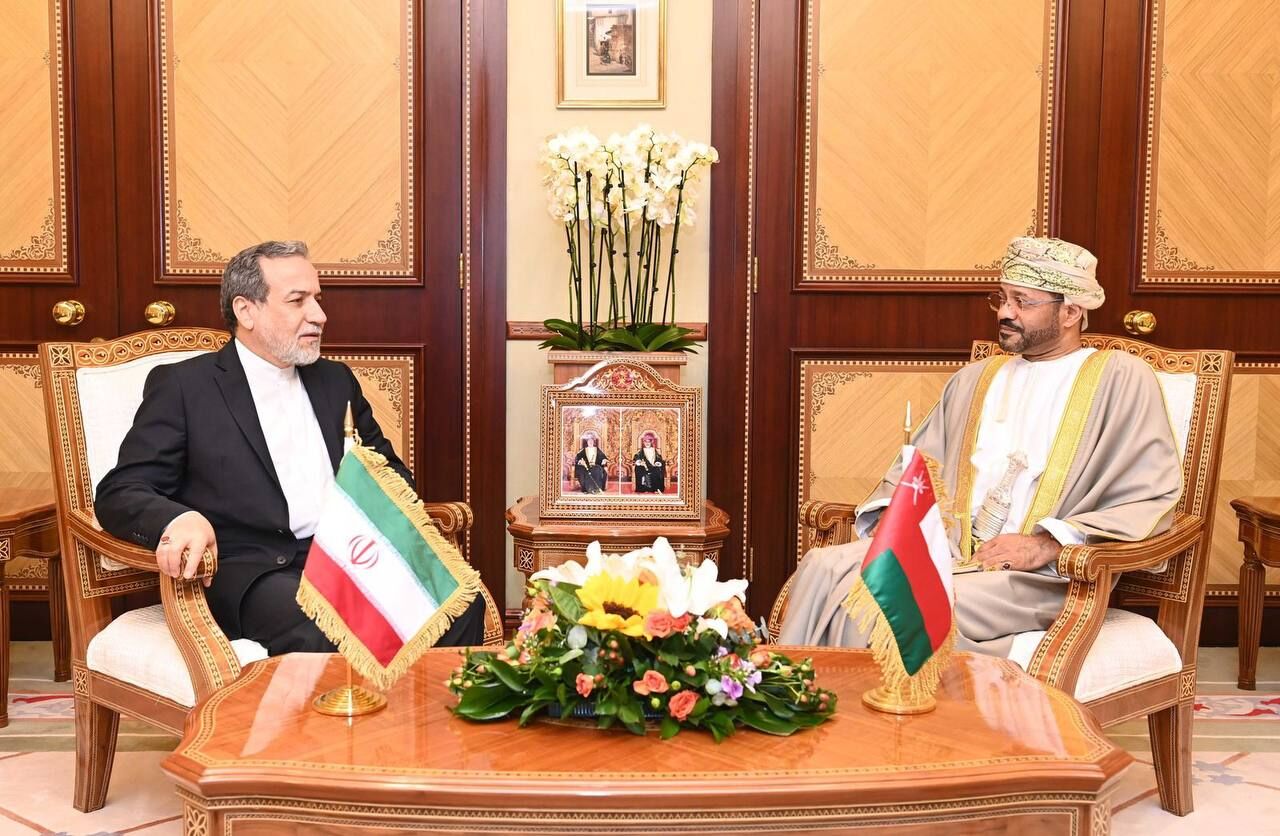 وزير الخارجية الايراني يلتقي نظيره العماني وزير الخارجية الايراني يلتقي نظيره العماني