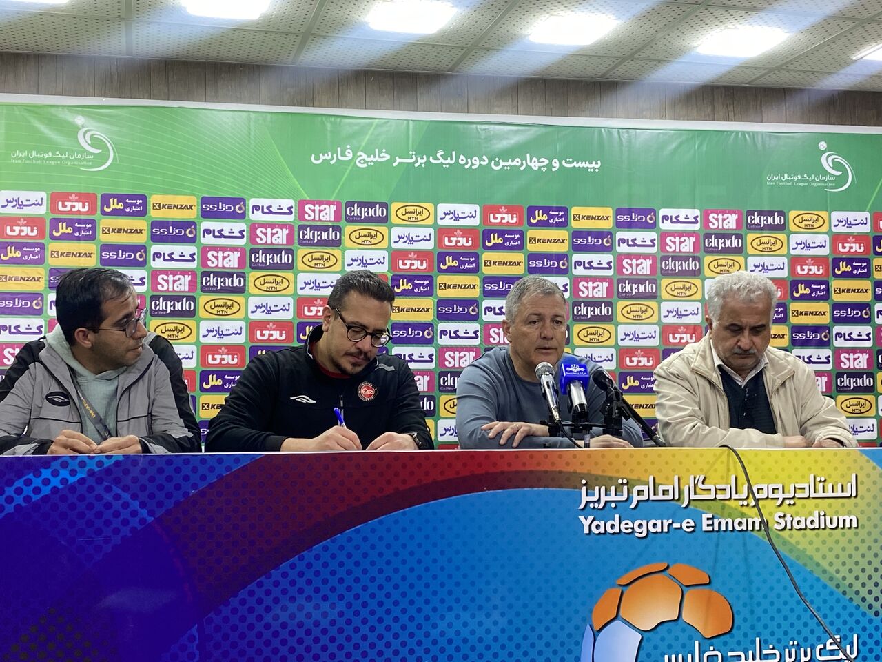 سرمربی تراکتور: فوتبال اتمی بازی کردیم سرمربی تراکتور: فوتبال اتمی بازی کردیم