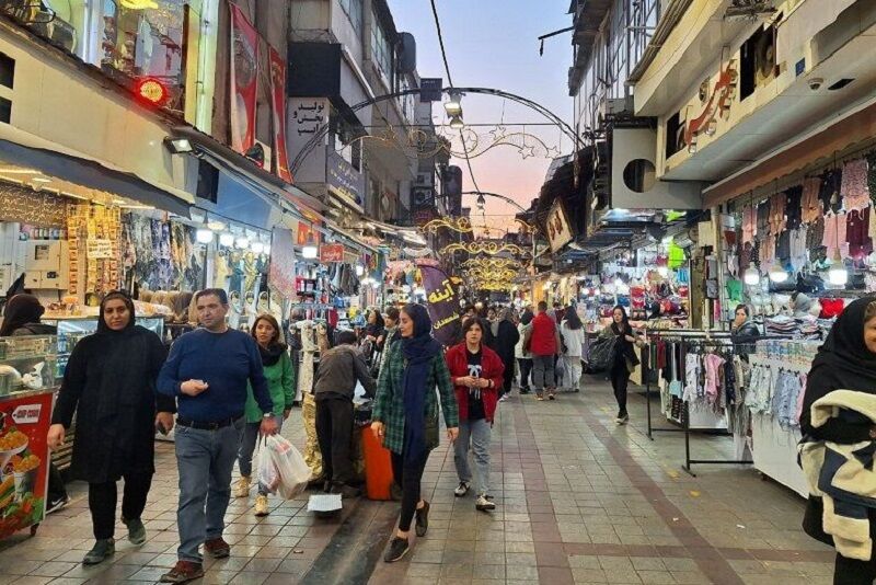 بازار شب عید؛ آرام‌تر از همیشه اما هنوز زنده