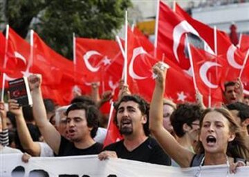 Après l'arrestation du maire d’Istanbul, le dollar dépassant les 41 lires pour la première fois