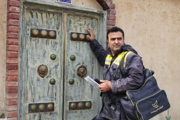 فیلم| چرخه خدمت‌ در روزهای جنگی؛ پستچی‌ها مشغول کارند