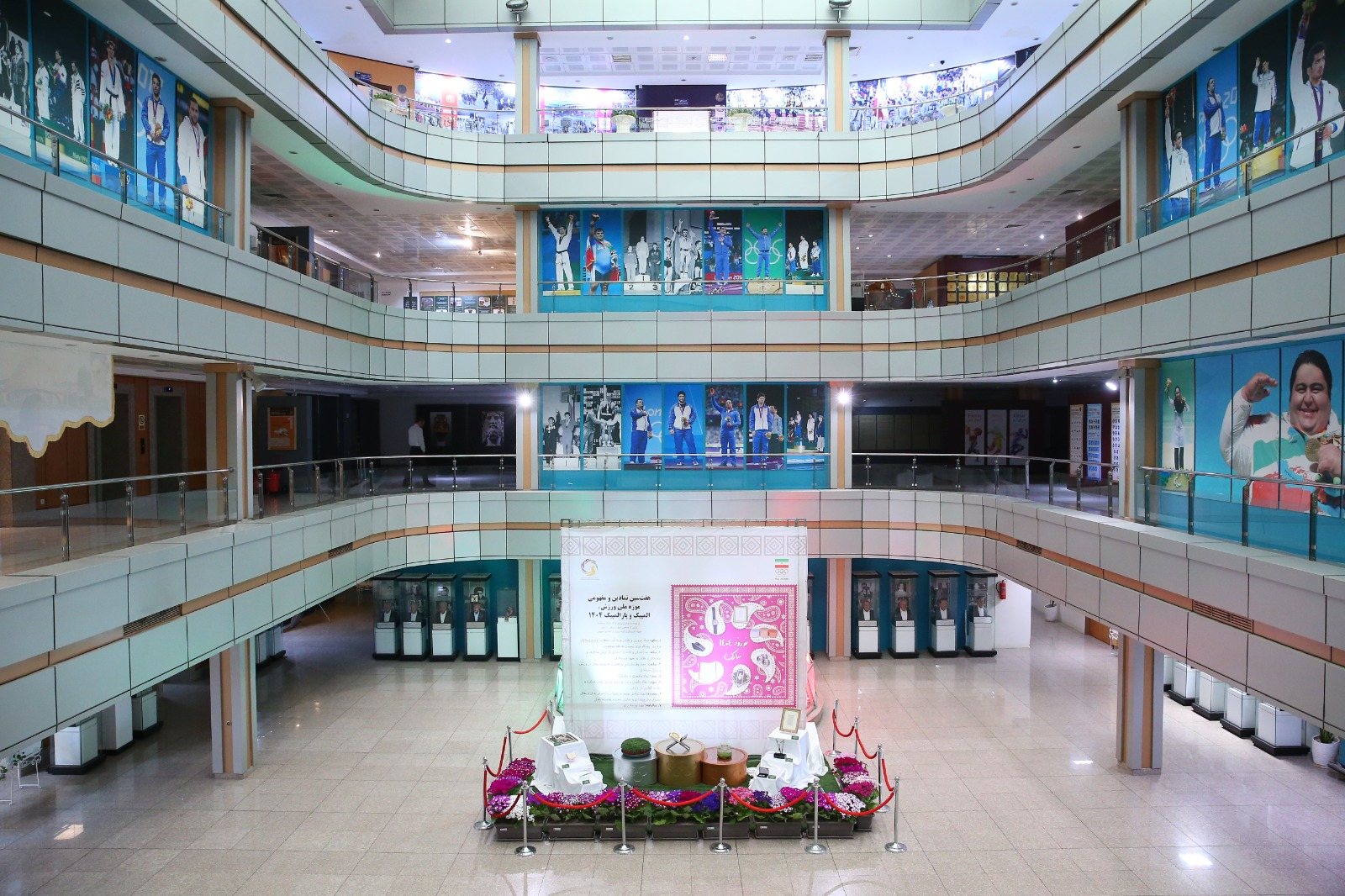 سجاده غلامرضا تختی و ساعت شهید رضایی مجد نماد سفره هفت سین موزه ورزش