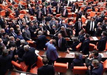 تنش در پارلمان ترکیه درپی بازداشت شهردار استانبول + فیلم