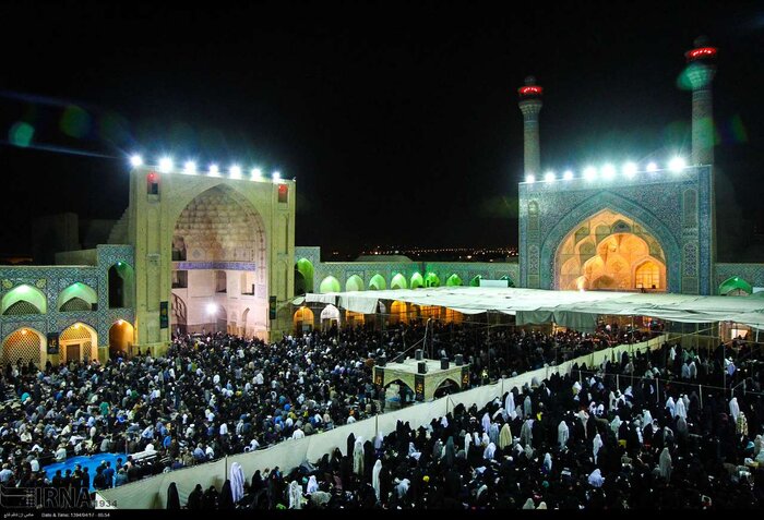 شب قدر در مسجد جامع اصفهان 