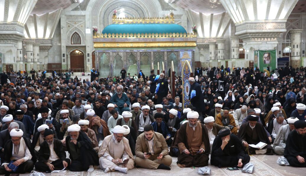 طنین ندای الهی العفو مومنان در حرم امام خمینی (ره)
