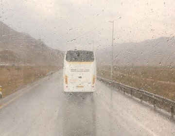 بارش باران و مه‌ گرفتگی شدید در جاده های همدان
