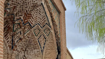 سردر کاروانسرای تاریخی بازار نطنز از بین رفت/ سایر بناهای تاریخی در امان‌اند