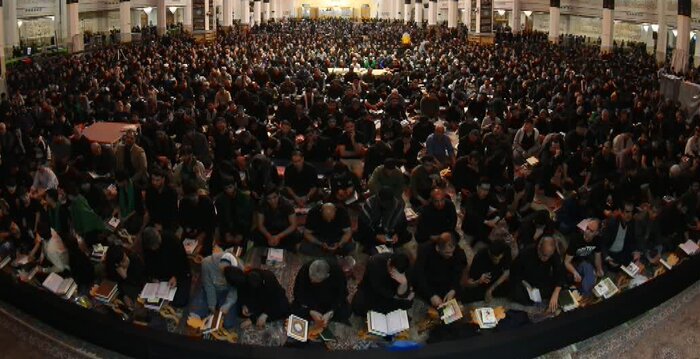 شبزندهداران حرم بانوی کرامت در سوگ امام علی اشک ماتم ریختند