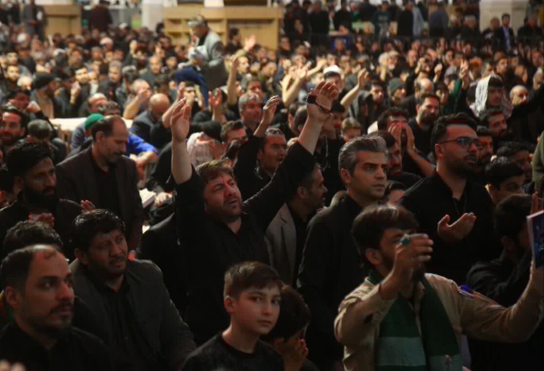 شب‌زنده‌داران حرم بانوی کرامت در سوگ امام علی اشک ماتم ریختند