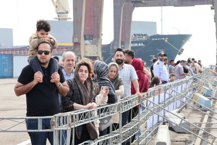 فیلم| بازدید مسافران نوروزی از جاذبه‌های دریایی و بندری خوزستان
