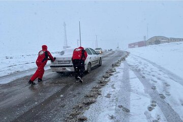 ۴۸۰ مسافر از برف و کولاک جاده خلخال - اسالم رهاسازی شدند