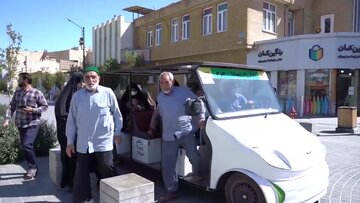 فیلم| خدمت رسانی بی‌وقفه به زائران حضرت معصومه(س) با خودروهای برقی