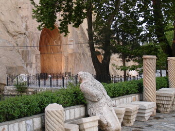 شناسایی محل اولیه استقرار مجسمه نیم‌تنه خسرو در تاق‌بستان کرمانشاه