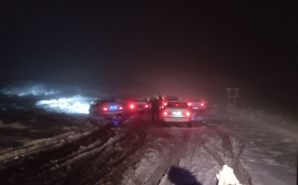 بارش پراکنده برف در گردنه سربیژن ساردوئیه/رانندگان احتیاط کنند