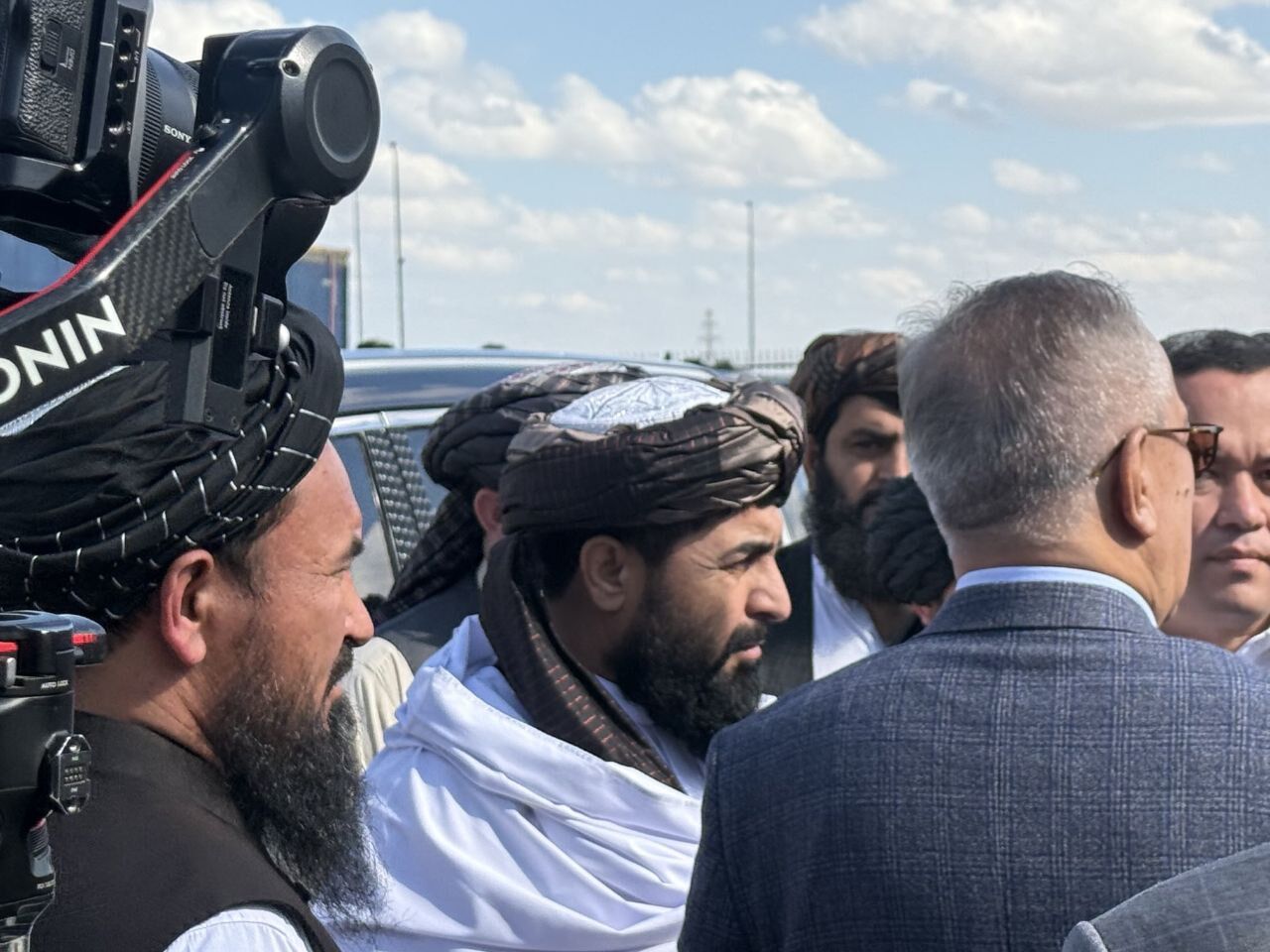 والی بلخ در راس یک هیئت ملکی و امنیتی به اوزبیکستان رفت