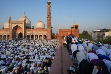 گزارش تصویری از اقامه نماز عید فطر در هندوستان