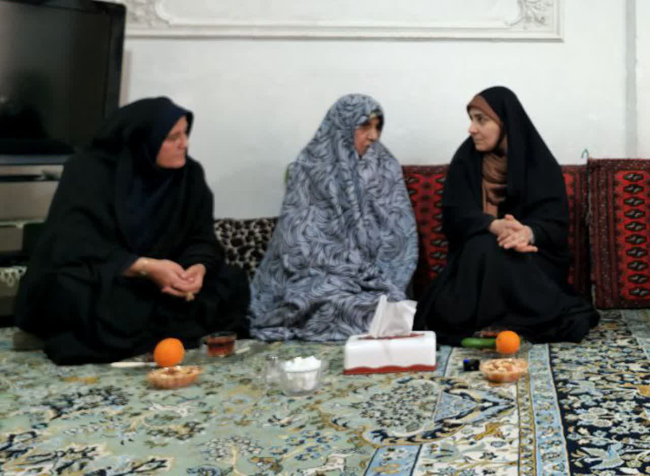 وزیر راه وشهرسازی با خانواده شهید جلال شیرازی در قرچک دیدار کرد