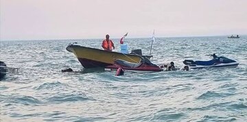 نجات دو سرنشین جت اسکی واژگون‌شده در آب‌های بندر گناوه