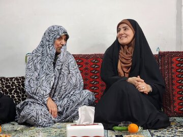 وزیر راه وشهرسازی با خانواده شهید جلال شیرازی در قرچک دیدار کرد