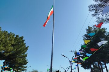 فیلم| اهتزاز پرچم ۵۵ متری ایران در کرمان