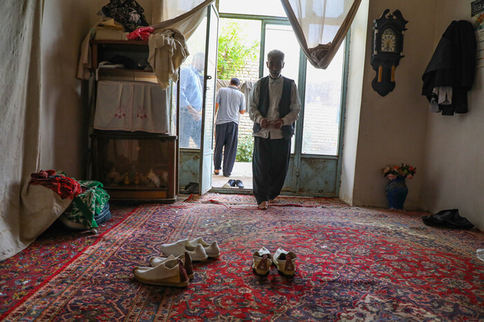 نیم قرن تلاش برای احیای هنر گیوهدوزی در روستای «پیکان» اصفهان