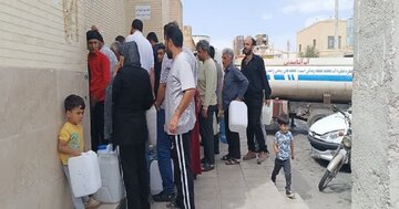 فیلم| شهروندان یزدی چشم براه‌ رسیدن آب آشامیدنی