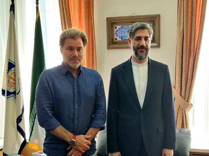 نویسنده روس: «قاسم سلیمانی» را به جوانان روسیه معرفی می‌کنم