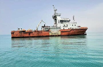 عملیات پاک‌سازی آلودگی نفتی در محدوده بندر بوشهر وارد روز ششم شد