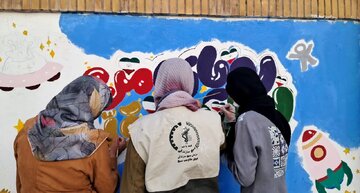 مدارس مناطق محروم توسط دختران دهه هشتادی قم رنگ‌آمیزی شد 