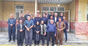 «عطر گچ و خاطره»؛ بازگشت معلم شیرازی به روستای خاطره‌ها پس از نیم‌قرن