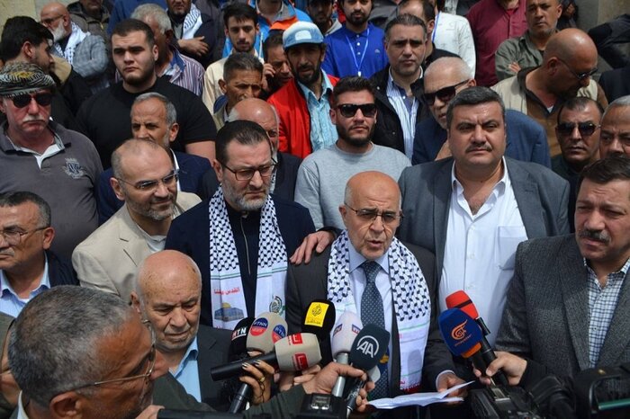 لبنانی‌ها پرچم رژیم صهیونیستی را به آتش کشیدند
