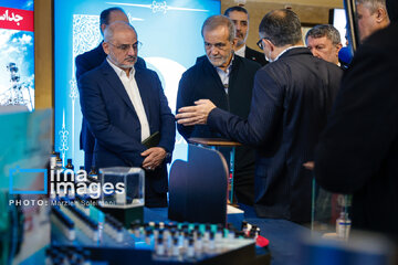 President Pezeshkian tours the exhibition of Iran’s nuclear industry achievements
