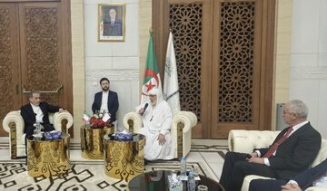 عراقچی از مسجد جامع الجزایر بازدید کرد