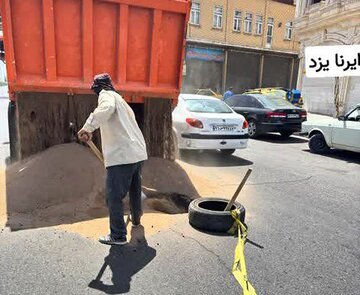 حفره ایجاد شده در یک خیابان یزد ترمیم و رفع خطر شد