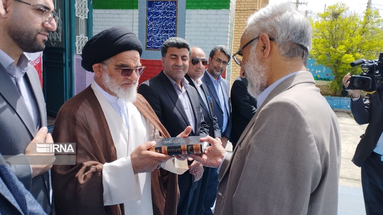 خیران دهلرانی یک میلیارد ریال برای ساخت مدرسه کمک کردند خیران دهلرانی یک میلیارد ریال برای ساخت مدرسه کمک کردند