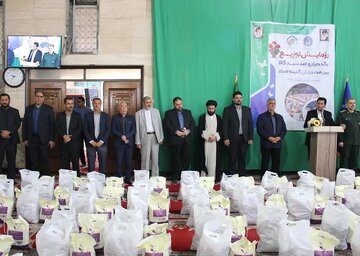 ۱۱۰۰ بسته معیشتی بین مددجویان کمیته امداد گرمسار توزیع شد/ رتبه نخست جذب اعتبار اشتغالزایی