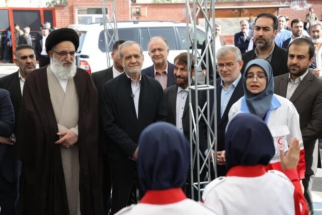 Cumhurbaşkanı Elburz Eyaleti Sosyal Karargâhı’nın faaliyetleri sergisini ziyaret etti